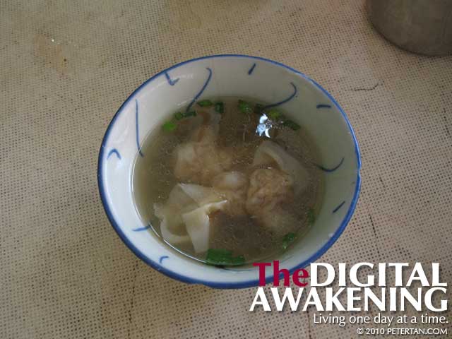 The bowl of wantan dumplings that come with the Hakka noodles