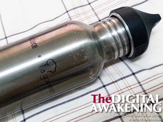 Using stainless steel water bottle to reduce polluting the environment with plastic bottles